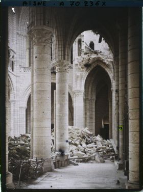 Image représentant Bas-côté de la cathédrale avec des débris de la voûte