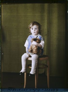 Image représentant L' https://musee-albert-kahn.s-museum.fr/home/NWQ2OTAwYzNmYjZlZTk1ZWQwODJmMjY4L2dlbmVyaWMtbm90aWNlLXRhYi9hdXRob3JpdHkvNjE3YTc5ZjVjZjhiODk2OGIzMzM3ZDIx/5d6900c3fb6ee95ed082f268/generic-notice-tab/authority/617a79ebcf8b8968b333711e enfant Languepin