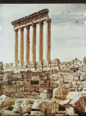 Image représentant Balbeck, Colonnade du Temple de Jupiter au soleil couchant.