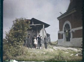 Image représentant France, Ecurie, Entrée de l'Eglise provisoire et de la nouvelle Eglise
