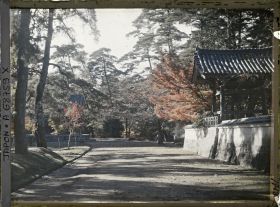 Image représentant Temple Nanzen-ji (?) : une allée aux abords