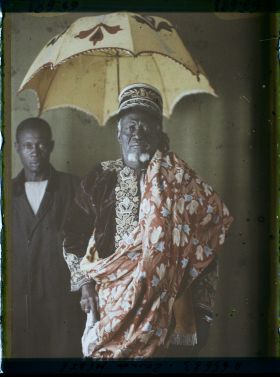 Image représentant https://musee-albert-kahn.s-museum.fr/home/NWQ2OTAwYzNmYjZlZTk1ZWQwODJmMjY4L2dlbmVyaWMtbm90aWNlLXRhYi9hdXRob3JpdHkvNjE3YTc5ZjVjZjhiODk2OGIzMzM3ZDIx/5d6900c3fb6ee95ed082f268/generic-notice-tab/authority/617a79eacf8b8968b3336549 Le Roi Zounnon Mèdje