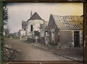 Image représentant France, Marest s/ Matz, Guerre L'entrée du Village avec vue s/l'Eglise
