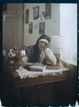Image représentant Infirmière de l'hôpital lisant à son bureau