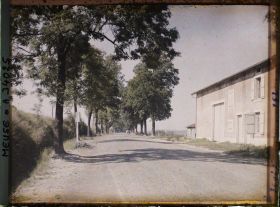 Image représentant France, Glorieux, La route de Paris prise après le passage à niveau vers Paris (La Voie Sacrée)