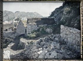 Image représentant Un toit neuf de chaume entre deux vieux toits