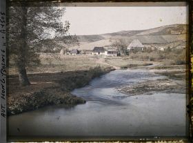 Image représentant Sur la route d' llidze [Ilidža] la rivière au premier plan et les hauteurs de la rive gauche