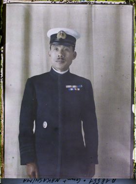 Image représentant Le commandant  https://musee-albert-kahn.s-museum.fr/home/NWQ2OTAwYzNmYjZlZTk1ZWQwODJmMjY4L2dlbmVyaWMtbm90aWNlLXRhYi9hdXRob3JpdHkvNjE3YTc5ZjVjZjhiODk2OGIzMzM3ZDIx/5d6900c3fb6ee95ed082f268/generic-notice-tab/authority/617a79ebcf8b8968b33374a9 Nakashima