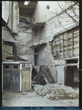 Image représentant Escalier en ruine, place Drouet d'Erlon