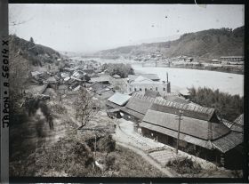 Image représentant Village au bord d'une rivière