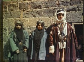 Image représentant Une jeune mariée (celle de gauche ?), sa cousine et son mari (très probablement druze)