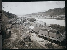Image représentant Village au bord d'une rivière