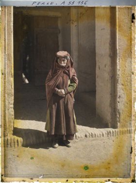Image représentant Jeune femme arménienne en costume