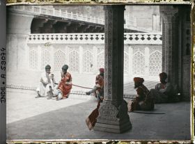 Image représentant Des gardes en costumes anciens sur la terrasse précédant la tour du Jasmin (Musamman Burj)
