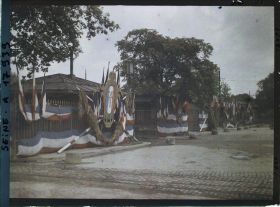 Image représentant Décorations pour les fêtes de la Victoire des 13 et 14 juillet porte Maillot