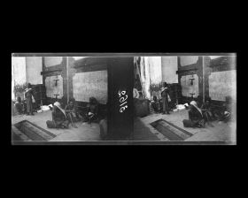 Image représentant Hommes et enfants de la communauté Tamoule dans le quartier commerçant