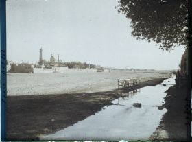 Image représentant Vue vers le sanctuaire de Fatima Masoumeh le long de la rivière Qom