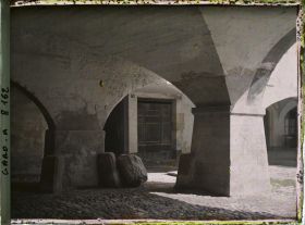 Image représentant Les arcades imbriquées de la place de la République (devenue place aux herbes)