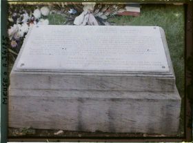 Image représentant France, Verdun, La plaque de la tombe des sept soldats inconnus