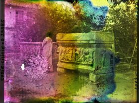 Image représentant Deux sarcophages romains et une statue acéphale