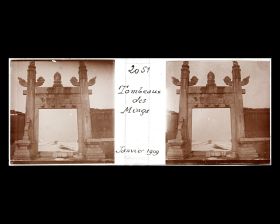 Image représentant Ming Shisanling ("Treize Tombeaux des Ming"). Le passage central de Longfengmen ("porte du Dragon et du Phénix")