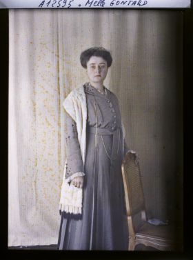 Image représentant https://musee-albert-kahn.s-museum.fr/home/NWQ2OTAwYzNmYjZlZTk1ZWQwODJmMjY4L2dlbmVyaWMtbm90aWNlLXRhYi9hdXRob3JpdHkvNjE3YTc5ZjVjZjhiODk2OGIzMzM3ZDIx/5d6900c3fb6ee95ed082f268/generic-notice-tab/authority/617a79ebcf8b8968b3336dca Mademoiselle Gontard