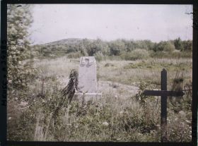 Image représentant France, Boureuil Secteur de Vauquois, Ancien Cimetière de Boureuil, au fond, la butte de Vauquois