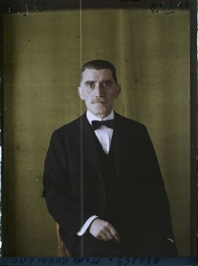 Image représentant https://musee-albert-kahn.s-museum.fr/home/NWQ2OTAwYzNmYjZlZTk1ZWQwODJmMjY4L2dlbmVyaWMtbm90aWNlLXRhYi9hdXRob3JpdHkvNjE3YTc5ZjVjZjhiODk2OGIzMzM3ZDIx/5d6900c3fb6ee95ed082f268/generic-notice-tab/authority/617a79ebcf8b8968b3337711 Monsieur Roberto de Ruggiero