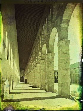 Image représentant Sous les portiques de la façade méridionale de la mosquée des Omeyades