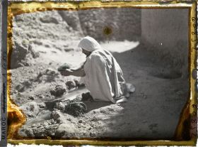 Image représentant Un homme lavant des légumes dans l'eau d'une séguia