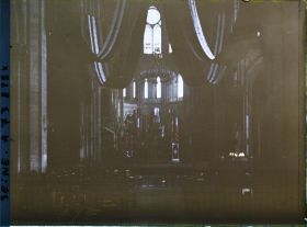 Image représentant Le catafalque du maréchal Foch dans le chœur de Notre-Dame