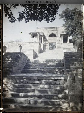 Image représentant Escalier et entrée principale de la mosquée Adhai Din Ka Jhompra