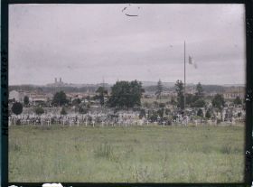 Image représentant France, Verdun, Le Cimetière du faubourg Pavé et la Ville