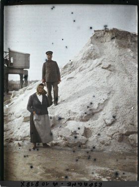 Image représentant Espagne, La Corogne, Le tas de sel du Port avec une femme et un vigilante del puerto