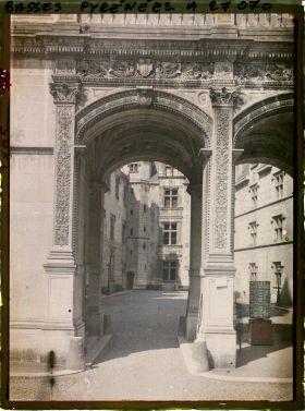 Image représentant France , Pau, Porche de la Cour d'Honneur
