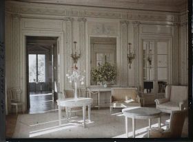 Image représentant Fauteuil masquant le piano du salon d'honneur de la villa Kahn encore appelée villa Zamir