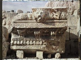 Image représentant Fragment à terre d'une corniche représentant un lion servant de gargouille. Il provient du péristyle méridional du sanctuaire du Temple de Jupiter Héliopolitain