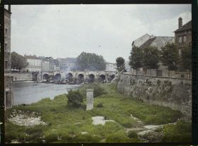 Image représentant La Marne vue de la rive gauche, au fond, les moulins incendiés