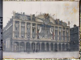Image représentant Décorations sur les magasins du Louvre place du Palais-Royal pour les fêtes de la Victoire des 13 et 14 juillet 1919