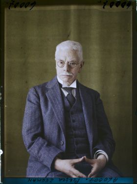 Image représentant https://musee-albert-kahn.s-museum.fr/home/NWQ2OTAwYzNmYjZlZTk1ZWQwODJmMjY4L2dlbmVyaWMtbm90aWNlLXRhYi9hdXRob3JpdHkvNjE3YTc5ZjVjZjhiODk2OGIzMzM3ZDIx/5d6900c3fb6ee95ed082f268/generic-notice-tab/authority/617a79ebcf8b8968b3337ab6 Le Professeur Pieter Zeeman