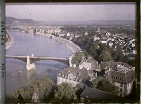 Image représentant Le Wettsteinbrücke sur le Rhin et panorama sur la ville depuis le Münster