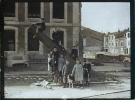 Image représentant Fort du Camp des Romains : un canon sur la place avec des enfants