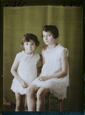 Image représentant https://musee-albert-kahn.s-museum.fr/home/NWQ2OTAwYzNmYjZlZTk1ZWQwODJmMjY4L2dlbmVyaWMtbm90aWNlLXRhYi9hdXRob3JpdHkvNjE3YTc5ZjVjZjhiODk2OGIzMzM3ZDIx/5d6900c3fb6ee95ed082f268/generic-notice-tab/authority/617a79ebcf8b8968b33378a3 Enfants Terrail