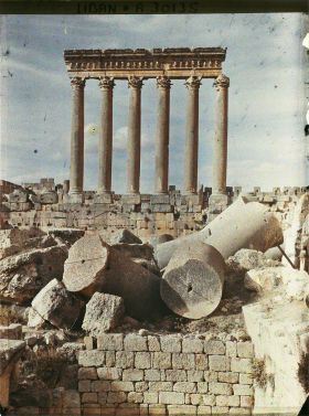 Image représentant Vue, côté externe, des six colonnes restantes du péristyle méridional du sanctuaire du Temple de Jupiter Héliopolitain