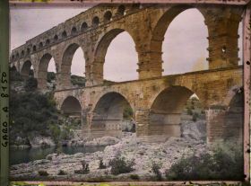 Image représentant Le pont du Gard vu de l'amont