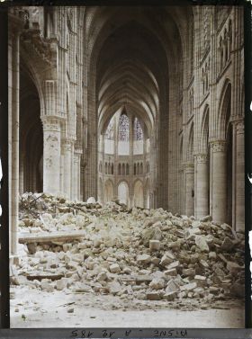 Image représentant La nef de la cathédrale, débris de la voûte