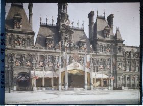 Image représentant L'Hôtel de Ville de Paris décoré de la Croix de Guerre