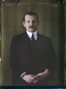 Image représentant https://musee-albert-kahn.s-museum.fr/home/NWQ2OTAwYzNmYjZlZTk1ZWQwODJmMjY4L2dlbmVyaWMtbm90aWNlLXRhYi9hdXRob3JpdHkvNjE3YTc5ZjVjZjhiODk2OGIzMzM3ZDIx/5d6900c3fb6ee95ed082f268/generic-notice-tab/authority/617a79ebcf8b8968b3336a66 Monsieur Albert Chatelet