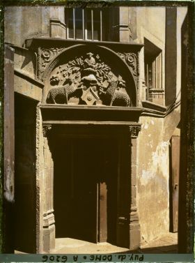 Image représentant France, Clermont Ferrand, Une Vieille porte