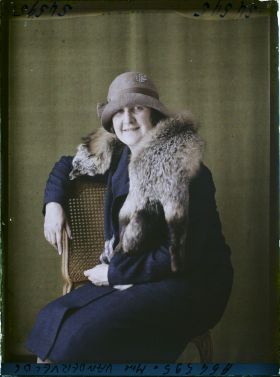 Image représentant https://musee-albert-kahn.s-museum.fr/home/NWQ2OTAwYzNmYjZlZTk1ZWQwODJmMjY4L2dlbmVyaWMtbm90aWNlLXRhYi9hdXRob3JpdHkvNjE3YTc5ZjVjZjhiODk2OGIzMzM3ZDIx/5d6900c3fb6ee95ed082f268/generic-notice-tab/authority/617a79ebcf8b8968b33379b7 Madame Vanderveld